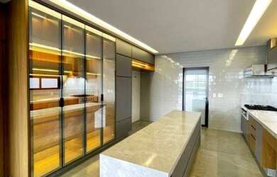 Imagem: A casa possui 5 Dormitórios, 5 Banheiros, 5 Vagas na garagem