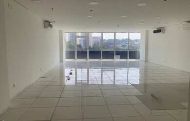 Imagem: O depósito possui 3 Vagas na garagem, 116m² de Área e está