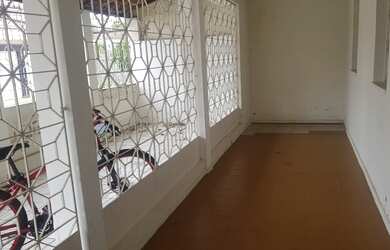 Imagem: A casa possui 3 Dormitórios, 2 Banheiros, 1 Vaga na garagem