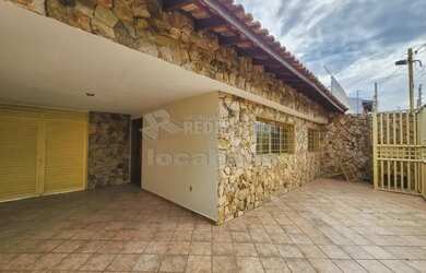 Imagem: A casa possui 3 Dormitórios, 3 Banheiros, 2 Vagas na garagem