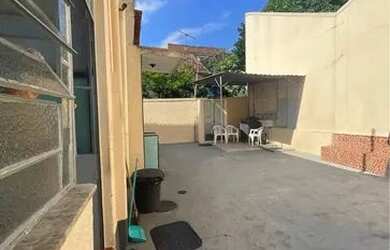 Imagem: A casa possui 2 Dormitórios, 1 Banheiro, 2 Vagas na garagem