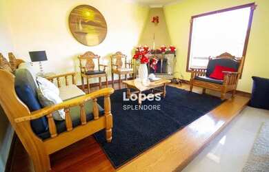 Imagem: A casa possui 4 Dormitórios, 5 Banheiros, 4 Vagas na garagem