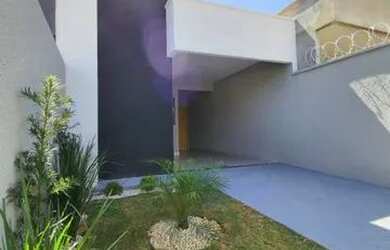 Imagem: A casa possui 3 Dormitórios, 2 Banheiros, 2 Vagas na garagem