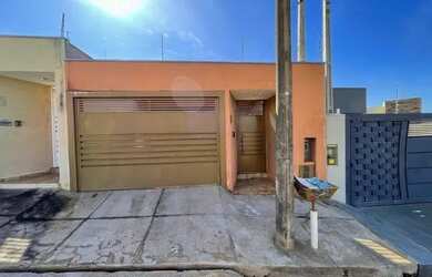 Imagem: A casa possui 2 Dormitórios, 2 Banheiros, 2 Vagas na garagem