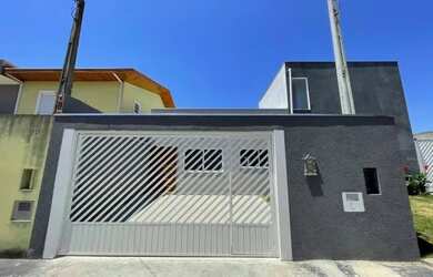 Imagem: A casa possui 3 Dormitórios, 2 Banheiros, 2 Vagas na garagem