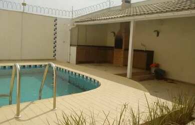 Imagem: A casa em condomínio possui 4 Dormitórios, 5 Banheiros, 4