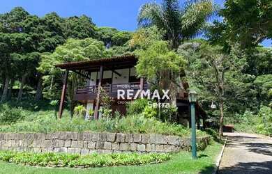 Imagem: A casa em condomínio possui 5 Dormitórios, 5 Banheiros e 300m²