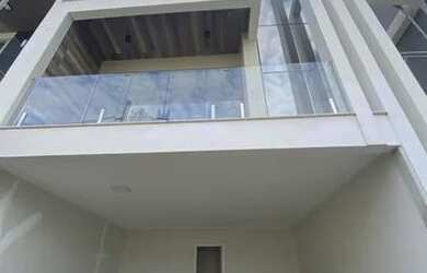 Imagem: A casa possui 3 Dormitórios, 5 Banheiros, 4 Vagas na garagem