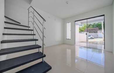 Imagem: A casa possui 3 Dormitórios, 2 Banheiros, 2 Vagas na garagem