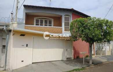 Imagem: A casa possui 3 Dormitórios, 3 Banheiros, 3 Vagas na garagem