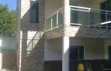 Imagem: A casa possui 4 Dormitórios, 2 Banheiros, 3 Vagas na garagem