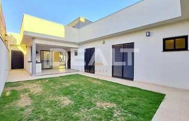 Imagem: A casa possui 3 Dormitórios, 1 Banheiro, 2 Vagas na garagem