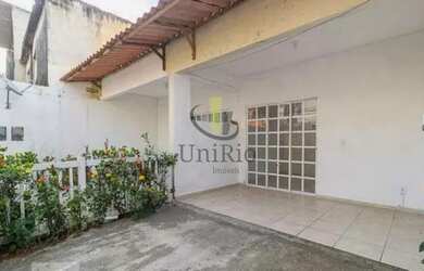 Imagem: A casa em condomínio possui 4 Dormitórios, 2 Banheiros, 2