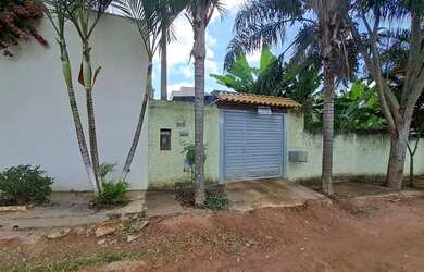 Imagem: A casa possui 1 Dormitório, 1 Banheiro, 1 Vaga na garagem