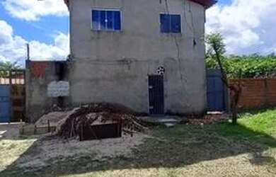 Imagem: A casa possui 4 Dormitórios, 4 Banheiros, 1 Vaga na garagem