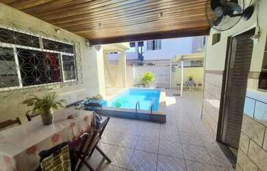 Imagem: A casa possui 2 Dormitórios, 4 Banheiros, 1 Vaga na garagem