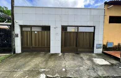 Imagem: A casa possui 3 Dormitórios, 2 Banheiros, 2 Vagas na garagem