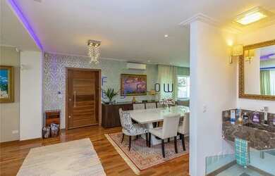 Imagem: A casa possui 3 Dormitórios, 5 Banheiros, 3 Vagas na garagem