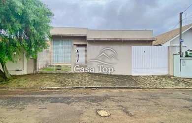 Imagem: A casa possui 3 Dormitórios, 3 Banheiros, 2 Vagas na garagem