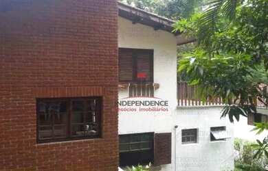 Imagem: A casa possui 4 Dormitórios, 5 Banheiros, 2 Vagas na garagem