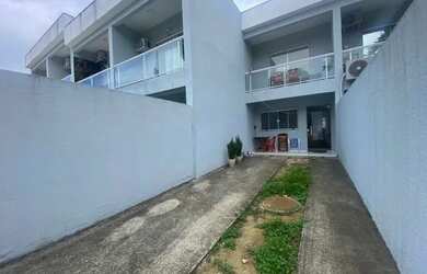 Imagem: A casa possui 2 Dormitórios, 1 Banheiro, 2 Vagas na garagem