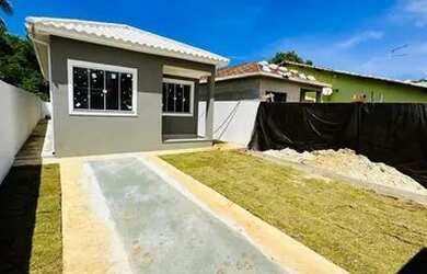 Imagem: A casa possui 3 Dormitórios, 2 Banheiros, 1 Vaga na garagem