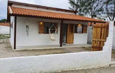 Imagem: A casa possui 2 Dormitórios e está localizado em Aquiraz