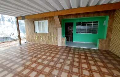 Imagem: A casa possui 3 Dormitórios, 1 Banheiro, 1 Vaga na garagem