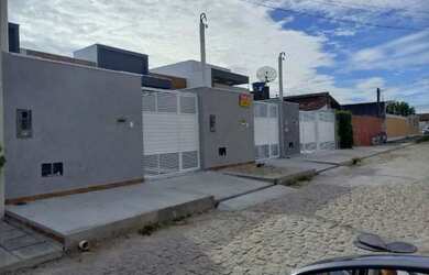 Imagem: A casa possui 2 Dormitórios, 1 Banheiro e 2 Vagas na garagem