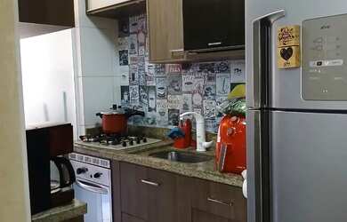 Imagem: O apartamento possui 2 Dormitórios, 1 Banheiro, 1 Vaga na garagem