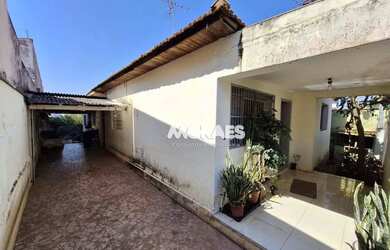 Imagem: A casa possui 4 Dormitórios, 2 Banheiros, 1 Vaga na garagem