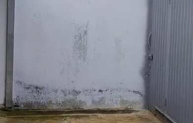 Imagem: A casa possui 2 Dormitórios, 1 Banheiro, 2 Vagas na garagem