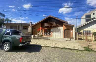 Imagem: A casa possui 5 Dormitórios, 2 Banheiros, 2 Vagas na garagem