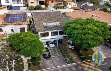 Imagem: A casa possui 4 Dormitórios, 4 Banheiros, 305m² de Área e