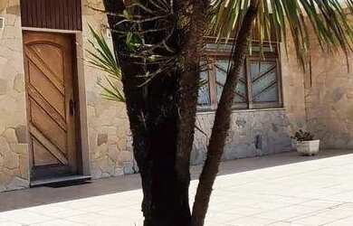 Imagem: A casa possui 3 Dormitórios, 2 Banheiros, 5 Vagas na garagem