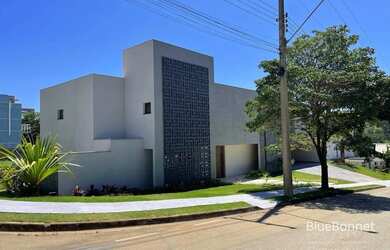 Imagem: A casa em condomínio possui 4 Dormitórios, 5 Banheiros, 5