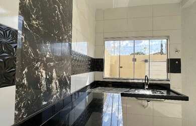 Imagem: A casa possui 2 Dormitórios, 1 Banheiro, 1 Vaga na garagem