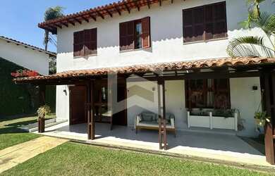 Imagem: A casa possui 4 Dormitórios, 4 Banheiros, 2 Vagas na garagem