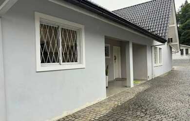 Imagem 7: Casa com 210 m² em localização privilegiada com área de festas e piscina