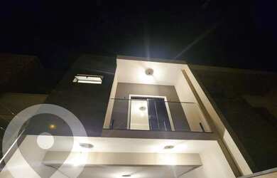 Imagem: A casa possui 3 Dormitórios, 3 Banheiros, 3 Vagas na garagem