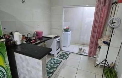 Imagem: A casa possui 2 Dormitórios, 1 Banheiro e 2 Vagas na garagem