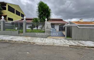 Imagem: A casa possui 3 Dormitórios, 2 Banheiros, 4 Vagas na garagem