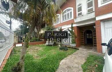 Imagem: A casa possui 4 Dormitórios, 4 Banheiros, 4 Vagas na garagem