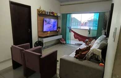 Imagem: A casa possui 3 Dormitórios, 1 Banheiro, 1 Vaga na garagem