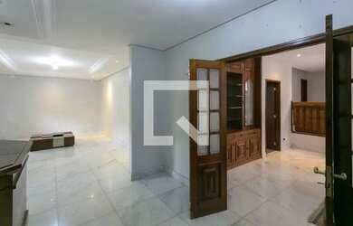 Imagem: A casa possui 5 Dormitórios, 5 Banheiros, 4 Vagas na garagem