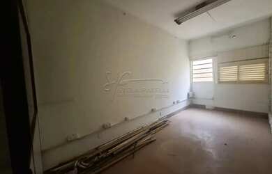 Imagem: O depósito possui 5 Vagas na garagem e 474m² de Área e está