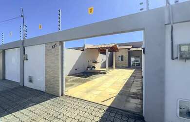 Imagem: A casa possui 2 Dormitórios, 2 Banheiros, 2 Vagas na garagem