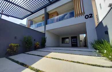 Imagem: A casa possui 3 Dormitórios, 3 Banheiros, 4 Vagas na garagem