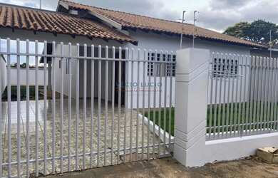 Imagem: A casa possui 3 Dormitórios, 2 Banheiros, 1 Vaga na garagem