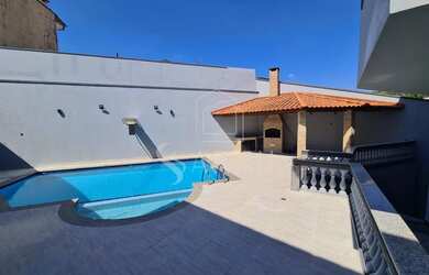 Imagem: A casa possui 4 Dormitórios, 5 Banheiros, 5 Vagas na garagem